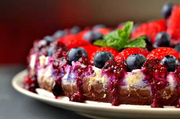 Torte mit frischen Erdbeeren, Blaubeeren und Kirschmarmelade. geringe Schärfentiefe — Stockfoto