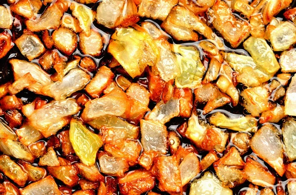 Nahaufnahme von in Öl gebratenen goldenen Zwiebeln. Ansicht von oben. — Stockfoto