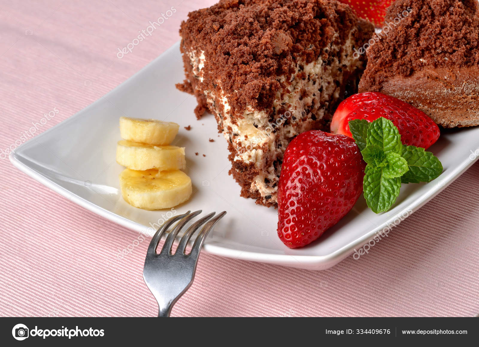 Домашний торт из родинки со взбитыми сливками, бананом