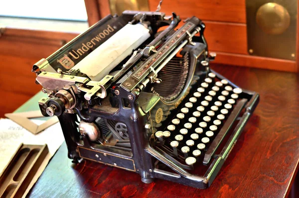 La vieja máquina de escribir antigua de la primera guerra mundial en grunge se ve en una mesa de madera —  Fotos de Stock