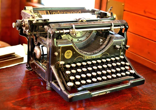 Old antique typewriter from first world war in grunge looks on a wooden table — 스톡 사진