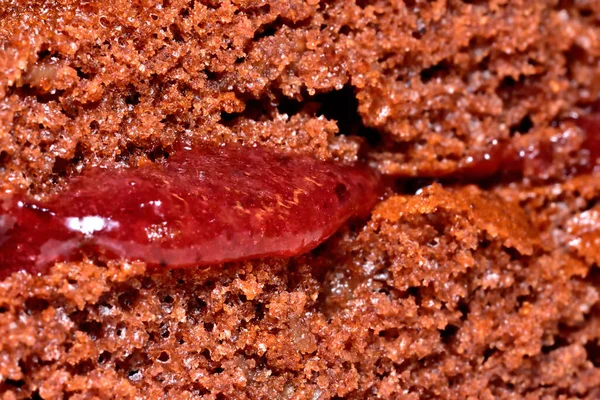 Textur av bakade pepparkakor med jordgubbssylt. Makrodetaljer. — Stockfoto
