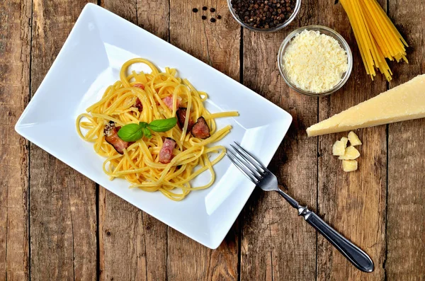 Top view at spaghetti Carbonara pasta, with bacon, parmesan cheese, egg. Pasta alla carbonara. — Stock Photo, Image