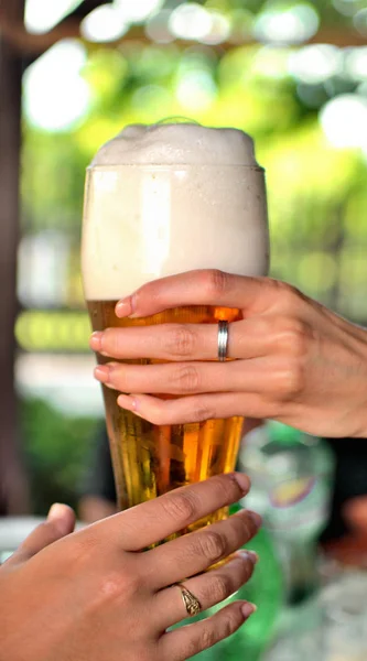 A garçonete dá a cerveja ao detalhe de cliente de mãos. HDR . — Fotografia de Stock