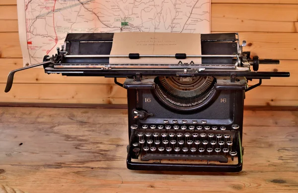 Старая старинная пишущая машинка первой мировой войны в гранже смотрится на деревянном столе — стоковое фото