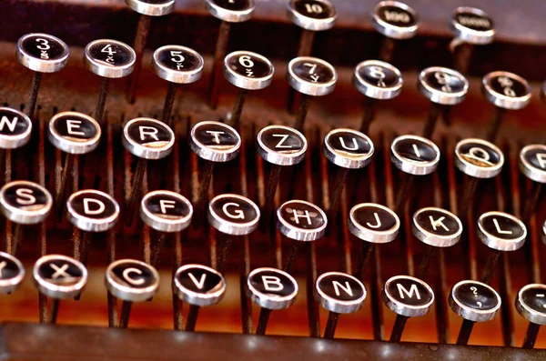 Close-up de teclado de máquina de escrever antigo. Baixa profundidade de campo . — Fotografia de Stock