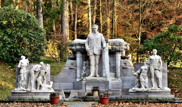 Skulptur av Vand Priessnitz och hans patienter behandlas med hydroterapi i spa staden Jesenik, tidigare Fryvaldov i Tjeckien på hösten. — Stockfoto
