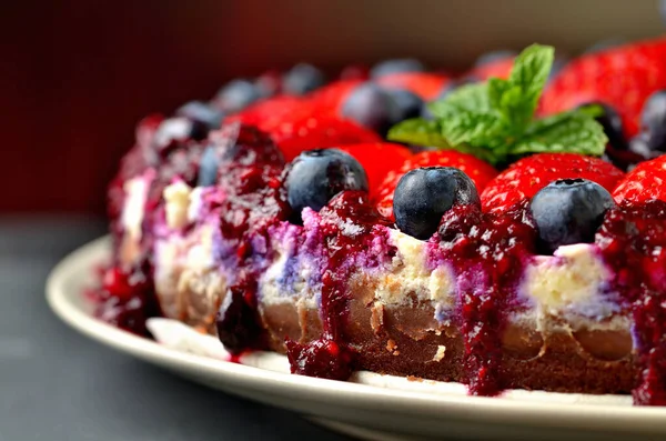 Kuchen mit frischen Erdbeeren, Blaubeeren und Kirschmarmelade. geringe Schärfentiefe — Stockfoto