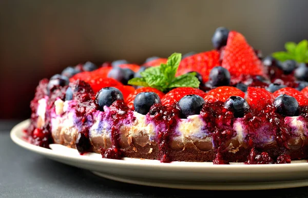 Käsekuchentorte mit frischen Erdbeeren, Blaubeeren und Kirschmarmelade. Geringe Schärfentiefe — Stockfoto