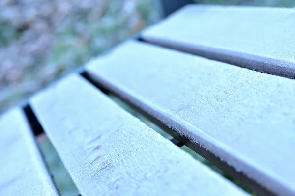 Banco congelado da queda com hoarfrost. Close-up . — Fotografia de Stock