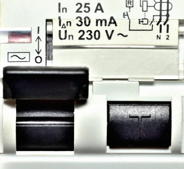 Disjuntores elétricos modulares. Dispositivo de corrente residual e interruptor diferencial com botões de teste. Close-up. Norma da República Checa . — Fotografia de Stock
