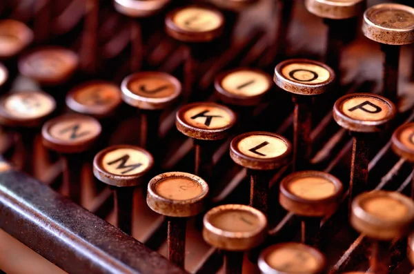 Detalhe do teclado antigo da máquina de escrever da primeira guerra mundial. Baixa profundidade de campo . — Fotografia de Stock