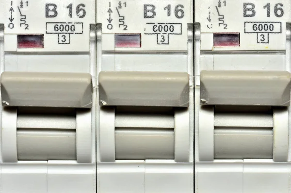Schalter moderner Schutzschalter für Steckdosen bis max. 16 Ampere. — Stockfoto