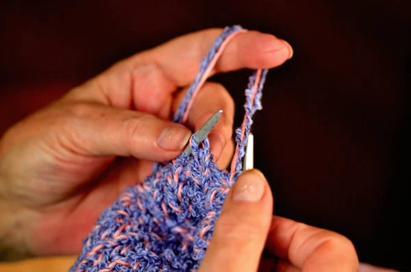 Zbliżenie do dłoni starszej kobiety sweter z wełny na drutach — Zdjęcie stockowe