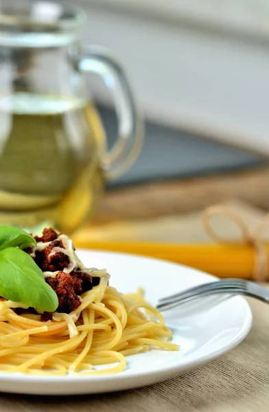 Італійська традиційна паста. Spaghetti bolognese з пармезанським сиром і базилем. Низька глибина поля. Vertical photo. — стокове фото