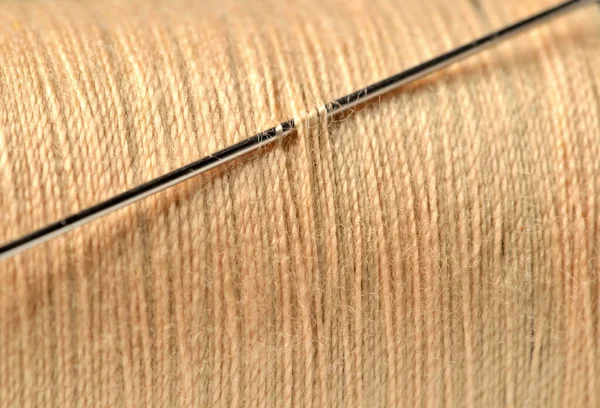 Close-up van draadspoel met geïsoleerde naald — Stockfoto