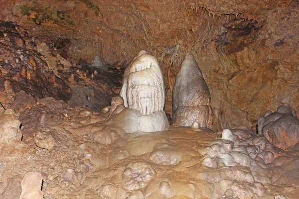位于塞尔维亚的洞穴中的钟乳石 — 图库照片