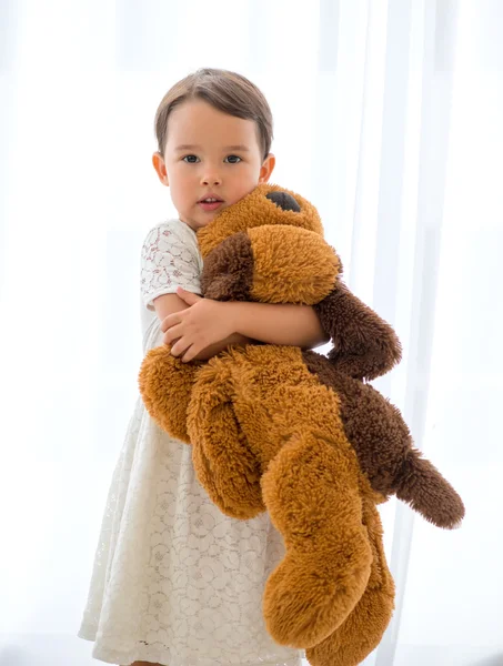 Linda niña feliz abrazando gran oso de peluche marrón —  Fotos de Stock