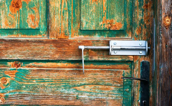 Vieille porte d'entrée en bois vert avec poignée de porte antique — Photo