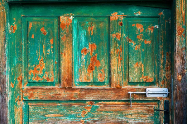 Porta de entrada de madeira verde velha com alça de porta antiga — Fotografia de Stock