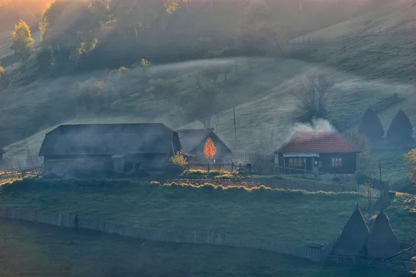 Paisaje rural con casa en verano luz del amanecer en algún lugar de Transilvania Rumania — Foto de Stock