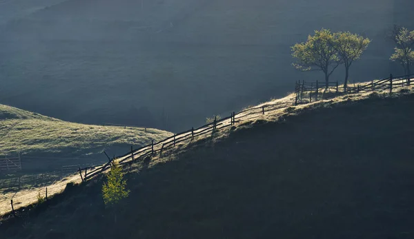 Berglandschaft mit herbstlichem Morgennebel bei Sonnenaufgang - fundatura ponorului, Rumänien — Stockfoto
