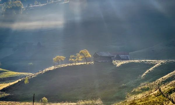 Landsbygdens landskap med hus i sommar sunrise ljus någonstans i Transsylvanien Rumänien — Stockfoto