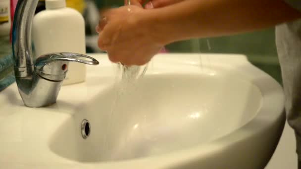 Vrouwelijke wassen en drogen haar handen — Stockvideo