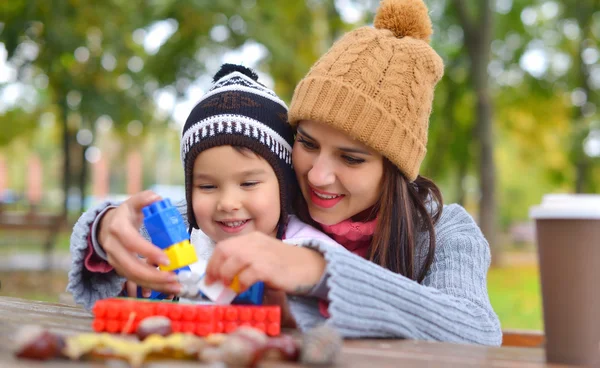 Mãe com seu filho brincar no parque — Fotografia de Stock