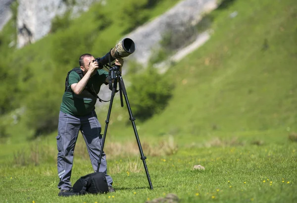 Professional travel on location and nature videographer / photographer (man) photographing and video nature and landscape outdoor . — стоковое фото