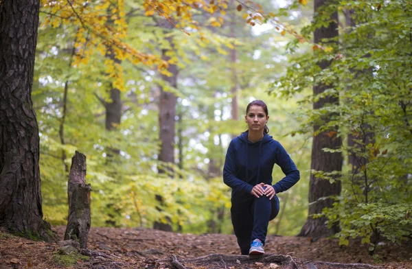 Jeune femme énergique faire des exercices à l'extérieur dans le parc pour garder leur corps en forme — Photo