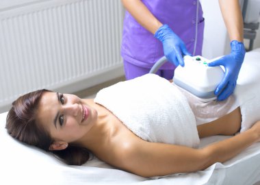 Genç ve güzel kadın cryolipolyse muamele 