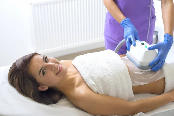 Genç ve güzel kadın cryolipolyse muamele 