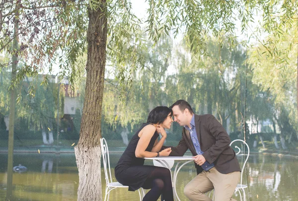 Un rencard romantique. Jolie jeune couple aimant assis dans le café trottoir ensemble . — Photo