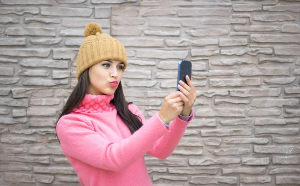 技術のインターネットと幸福の概念。スマート フォン カメラ屋外で自己映像 selfie を取っている女性幸せな女の子 — ストック写真
