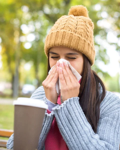 Mulheres com tecido com gripe ou alergia — Fotografia de Stock