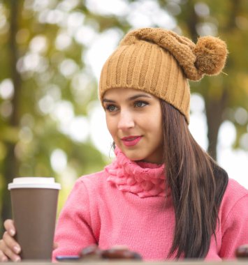 Sonbahar kavramı - sonbahar kadın sonbahar yaprakları altında parkta bankta kahve içme