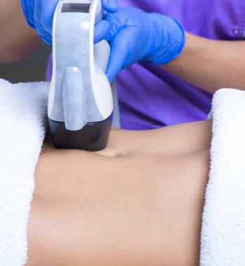 özel klinikte genç bir kadının güzellik bakımı