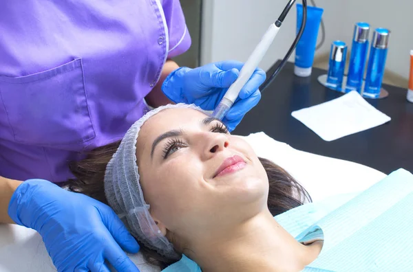 Gambar wanita melakukan perawatan wajah di salon kecantikan — Stok Foto