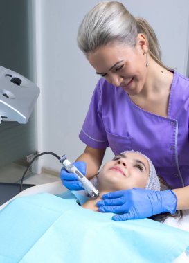Genç güzel kadın profesyonel Cilt Bakımı Güzellik klinikte alır.