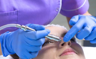 Genç güzel kadın profesyonel cilt tedavi gets