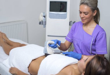 özel klinikte genç bir kadının güzellik bakımı