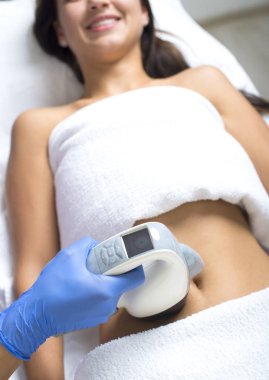 özel klinikte genç bir kadının güzellik bakımı