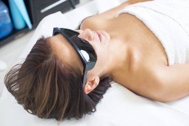 Rahat genç kız masaj masasında huzur ile yalan söylüyor. O 