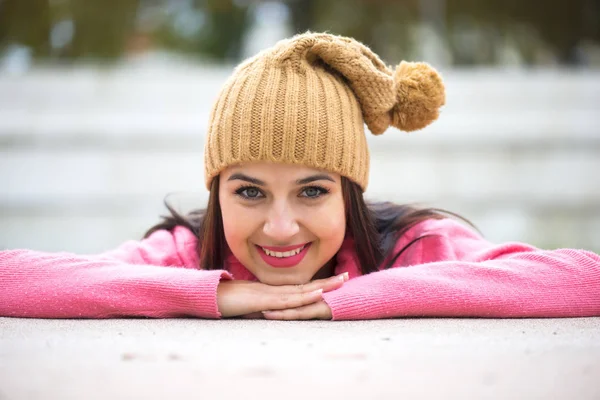 Feliz hermosa mujer joven en ropa caliente y suave al aire libre en un día de invierno — Foto de Stock