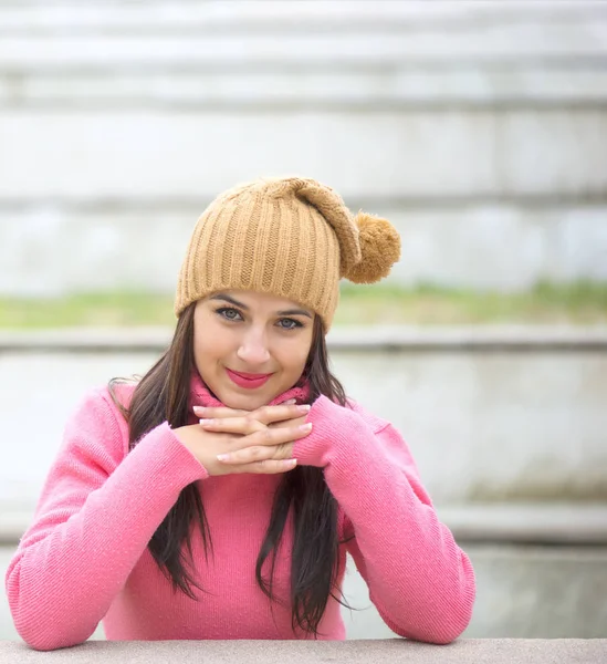 Feliz hermosa mujer joven en ropa caliente y suave al aire libre en un día de invierno — Foto de Stock