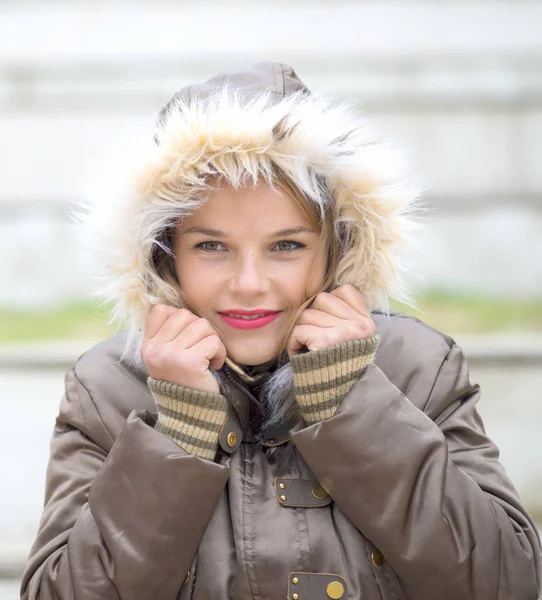 Glad vacker ung kvinna i varma mjuka kläder utomhus i en vinterdag — Stockfoto