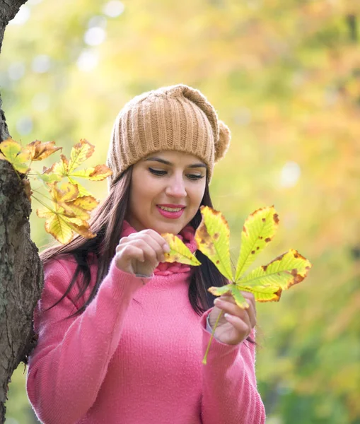 Femme avec une feuille de chêne jouant il m'aime ou pas — Photo