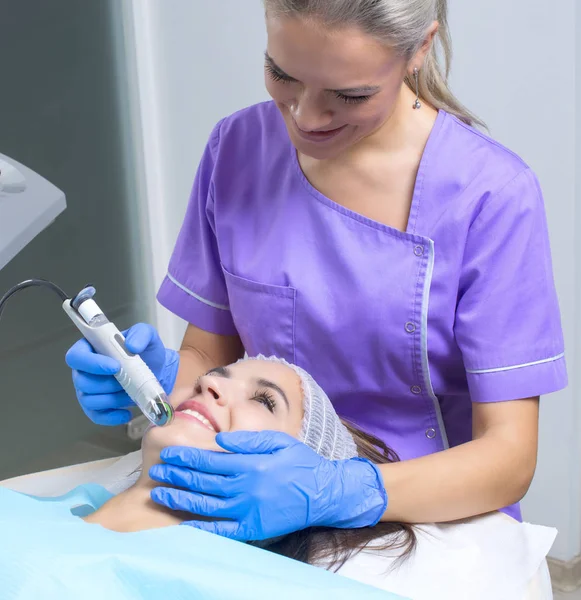 Genç güzel kadın görüntüsünü cilt tedavi gets