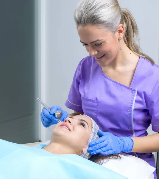 Genç güzel kadın profesyonel Cilt Bakımı Güzellik klinikte alır.